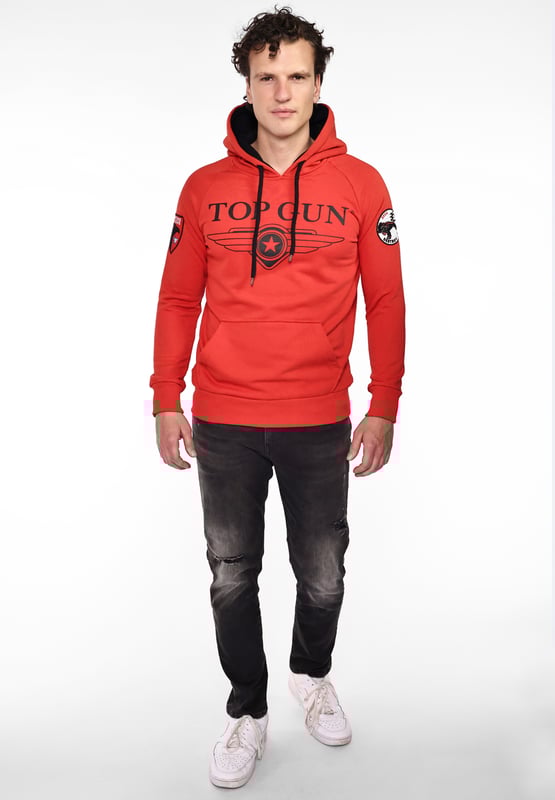 De unieke Top Gun-stijl komt terug in deze moderne hoodie. Hij is voorzien van de typische patches op de bovenarm en de logoprint op de borst.  Het elastische breisel bij de manchetten en tailleband zorgt voor een ideale pasvorm. De zachte stof en grote zak aan de voorkant bieden extra comfort. De hoodie heeft een capuchon met een trekkoord.