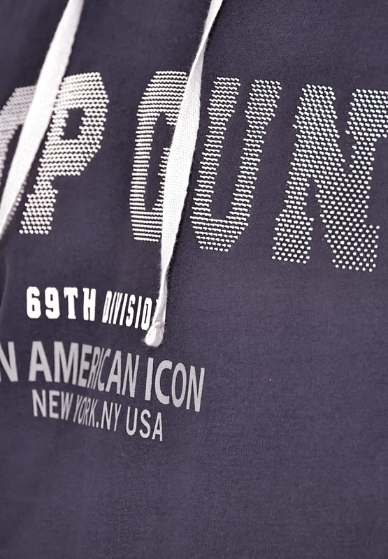 De unieke Top Gun stijl komt terug in deze moderne hoodie. Hij is voorzien van de typische patches op de bovenarm en unieke studs op de borst. Het elastische breisel bij de manchetten en tailleband zorgt voor een ideale pasvorm. De zachte stof en grote zak aan de voorkant bieden extra comfort. De hoodie heeft een capuchon met trekkoord en een stijlvolle print op de voorkant.