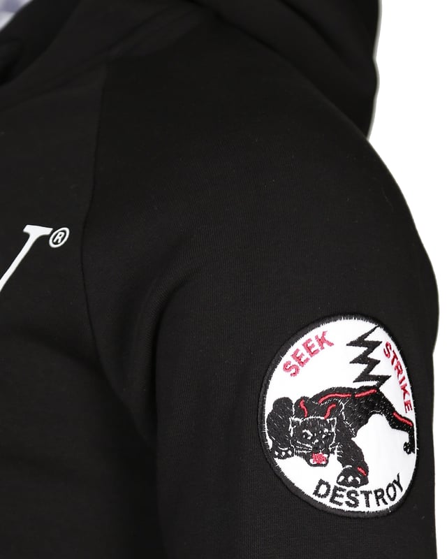 De unieke Top Gun-stijl komt terug in deze moderne hoodie. Hij is voorzien van de typische patches op de bovenarm en de logoprint op de borst.  Het elastische breisel bij de manchetten en tailleband zorgt voor een ideale pasvorm. De zachte stof en grote zak aan de voorkant bieden extra comfort. De hoodie heeft een capuchon met een trekkoord.