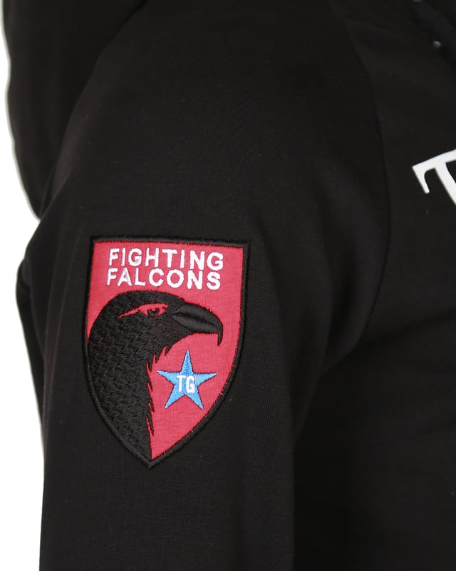 De unieke Top Gun-stijl komt terug in deze moderne hoodie. Hij is voorzien van de typische patches op de bovenarm en de logoprint op de borst.  Het elastische breisel bij de manchetten en tailleband zorgt voor een ideale pasvorm. De zachte stof en grote zak aan de voorkant bieden extra comfort. De hoodie heeft een capuchon met een trekkoord.
