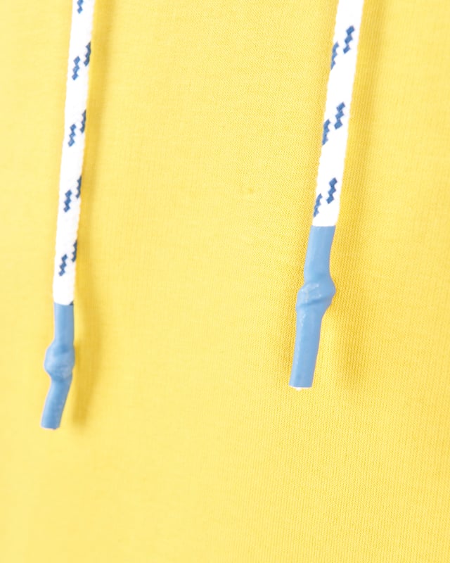 Der elastische Strick am Ärmelabschluss und am Bund sorgen für eine ideale Passform. Der Hoodie ist mit einer Kapuze mit blauem Innenfutter und einem Kordelzug ausgestattet. Das optische Highlight sind die Schriftzüge auf den Ärmeln.