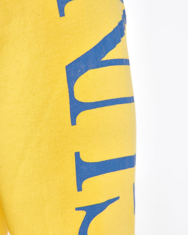 Der elastische Strick am Ärmelabschluss und am Bund sorgen für eine ideale Passform. Der Hoodie ist mit einer Kapuze mit blauem Innenfutter und einem Kordelzug ausgestattet. Das optische Highlight sind die Schriftzüge auf den Ärmeln.