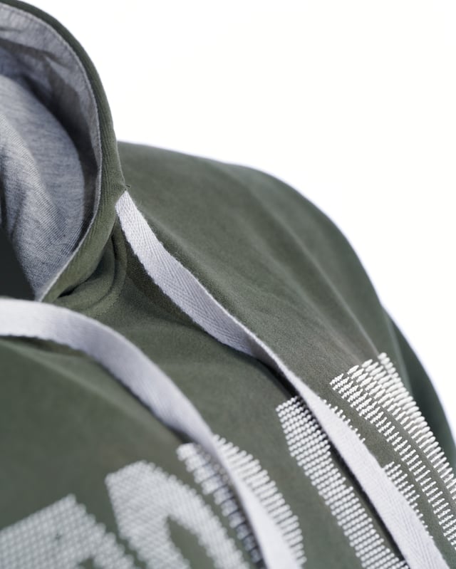 Der einzigartige Top Gun Stil spiegelt sich in diesem modernen Hoodie wieder. Er besitzt die typischen Patches auf dem Oberarm und einen einzigartigen Noppenschriftzug auf der Brust. Der elastische Strick am Ärmelabschluss und am Bund sorgen für eine ideale Passform. Der weiche Stoff und die große Fronttasche bieten zusätzlichen Komfort. Der Hoodie besitzt eine Kapuze mit Kordelzug und einen stylischen Print auf der Frontseite.