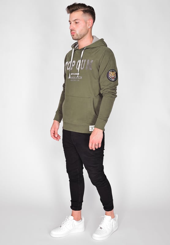 Der einzigartige Top Gun Stil spiegelt sich in diesem modernen Hoodie wieder. Er besitzt die typischen Patches auf dem Oberarm und einen einzigartigen Noppenschriftzug auf der Brust. Der elastische Strick am Ärmelabschluss und am Bund sorgen für eine ideale Passform. Der weiche Stoff und die große Fronttasche bieten zusätzlichen Komfort. Der Hoodie besitzt eine Kapuze mit Kordelzug und einen stylischen Print auf der Frontseite.