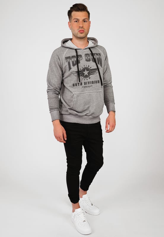 De unieke Top Gun-stijl komt terug in deze moderne hoodie. Hij is voorzien van de typische patches op de bovenarm en de logoprint op de borst. Het elastische breisel bij de manchetten en tailleband zorgt voor een ideale pasvorm. De zachte stof en grote zak aan de voorkant bieden extra comfort. De hoodie heeft een capuchon met een trekkoord.