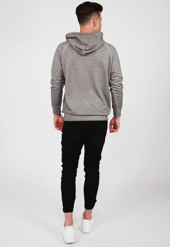 De unieke Top Gun-stijl komt terug in deze moderne hoodie. Hij is voorzien van de typische patches op de bovenarm en de logoprint op de borst. Het elastische breisel bij de manchetten en tailleband zorgt voor een ideale pasvorm. De zachte stof en grote zak aan de voorkant bieden extra comfort. De hoodie heeft een capuchon met een trekkoord.