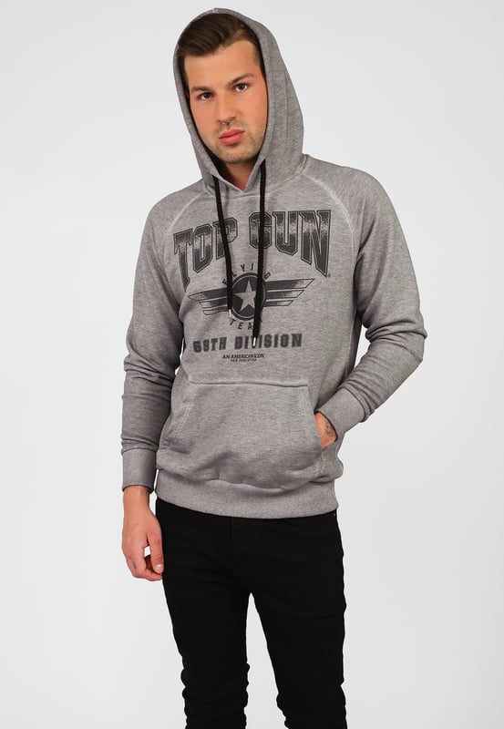 De unieke Top Gun-stijl komt terug in deze moderne hoodie. Hij is voorzien van de typische patches op de bovenarm en de logoprint op de borst. Het elastische breisel bij de manchetten en tailleband zorgt voor een ideale pasvorm. De zachte stof en grote zak aan de voorkant bieden extra comfort. De hoodie heeft een capuchon met een trekkoord.
