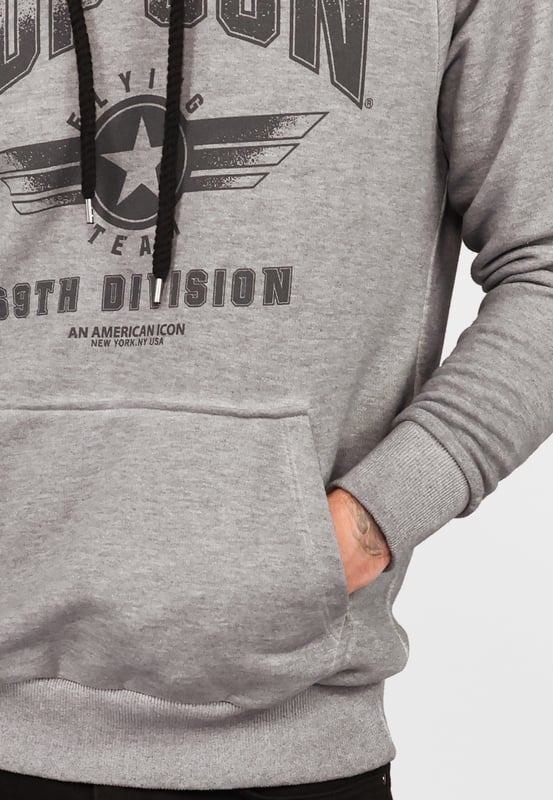 De unieke Top Gun-stijl komt terug in deze moderne hoodie. Hij is voorzien van de typische patches op de bovenarm en de logoprint op de borst. Het elastische breisel bij de manchetten en tailleband zorgt voor een ideale pasvorm. De zachte stof en grote zak aan de voorkant bieden extra comfort. De hoodie heeft een capuchon met een trekkoord.