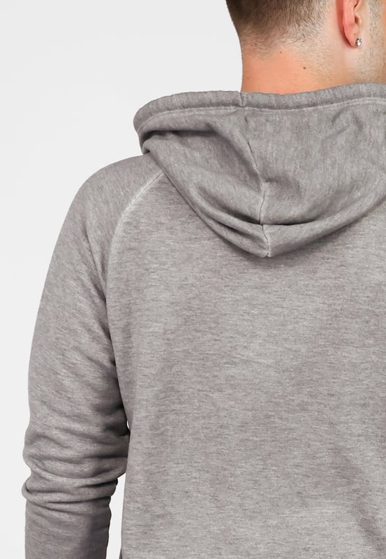 De unieke Top Gun-stijl komt terug in deze moderne hoodie. Hij is voorzien van de typische patches op de bovenarm en de logoprint op de borst. Het elastische breisel bij de manchetten en tailleband zorgt voor een ideale pasvorm. De zachte stof en grote zak aan de voorkant bieden extra comfort. De hoodie heeft een capuchon met een trekkoord.