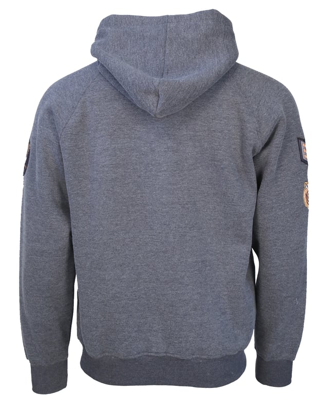 De unieke Top Gun-stijl komt terug in deze trui. Hij is zacht gevoerd en heeft de typische patches op de bovenarm en de logoprint op de borst. Het elastische breisel bij de manchetten en tailleband zorgt voor een ideale pasvorm. De grote steekzak aan de voorkant biedt extra comfort. De trui is ook voorzien van een capuchon met trekkoord. De trui is een absolute blikvanger.