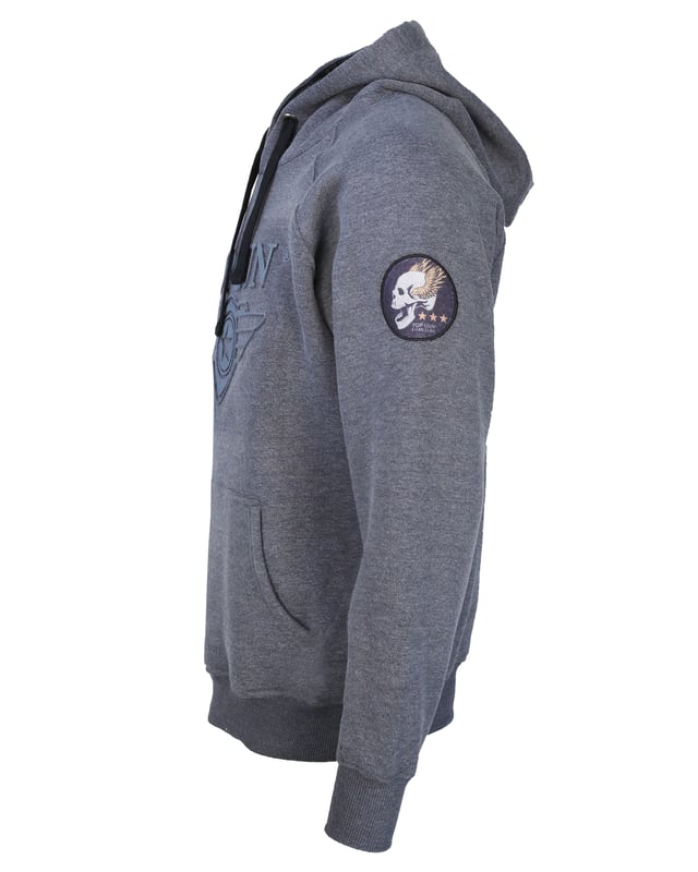 De unieke Top Gun-stijl komt terug in deze trui. Hij is zacht gevoerd en heeft de typische patches op de bovenarm en de logoprint op de borst. Het elastische breisel bij de manchetten en tailleband zorgt voor een ideale pasvorm. De grote steekzak aan de voorkant biedt extra comfort. De trui is ook voorzien van een capuchon met trekkoord. De trui is een absolute blikvanger.