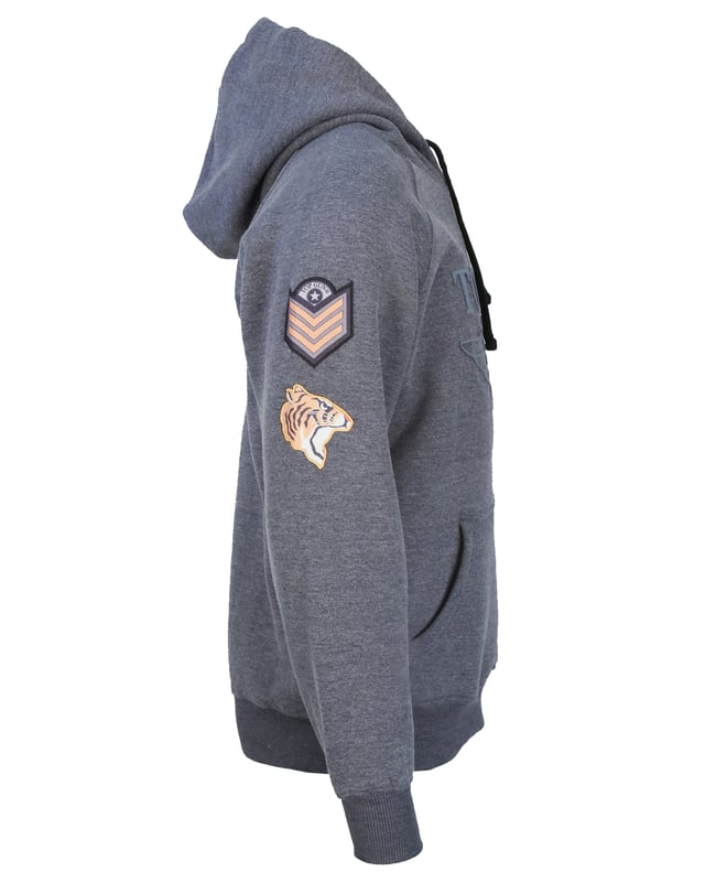 De unieke Top Gun-stijl komt terug in deze trui. Hij is zacht gevoerd en heeft de typische patches op de bovenarm en de logoprint op de borst. Het elastische breisel bij de manchetten en tailleband zorgt voor een ideale pasvorm. De grote steekzak aan de voorkant biedt extra comfort. De trui is ook voorzien van een capuchon met trekkoord. De trui is een absolute blikvanger.
