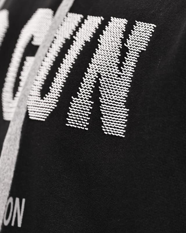 Der einzigartige Top Gun Stil spiegelt sich in diesem modernen Hoodie wieder. Er besitzt die typischen Patches auf dem Oberarm und einen einzigartigen Noppenschriftzug auf der Brust. Der elastische Strick am Ärmelabschluss und am Bund sorgen für eine ideale Passform. Der weiche Stoff und die große Fronttasche bieten zusätzlichen Komfort. Der Hoodie besitzt eine Kapuze mit Kordelzug und einen stylischen Print auf der Frontseite.
