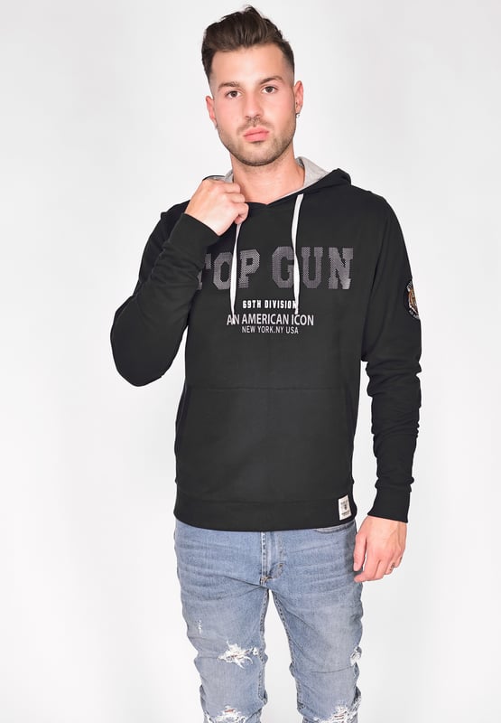 Der einzigartige Top Gun Stil spiegelt sich in diesem modernen Hoodie wieder. Er besitzt die typischen Patches auf dem Oberarm und einen einzigartigen Noppenschriftzug auf der Brust. Der elastische Strick am Ärmelabschluss und am Bund sorgen für eine ideale Passform. Der weiche Stoff und die große Fronttasche bieten zusätzlichen Komfort. Der Hoodie besitzt eine Kapuze mit Kordelzug und einen stylischen Print auf der Frontseite.