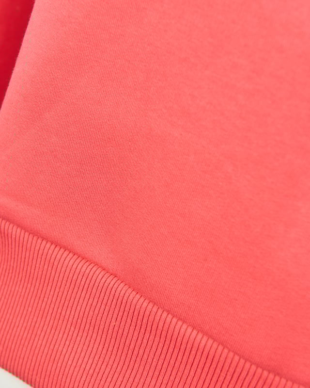 Es besitzt den Top Gun Schriftzug in der Farbe weiß auf der Brust. Der elastische Strick am Ärmelabschluss, Kragen und am Bund sorgen für eine ideale Passform. Das Sweatshirt besitzt einen angenehmen Rundhalsausschnitt.