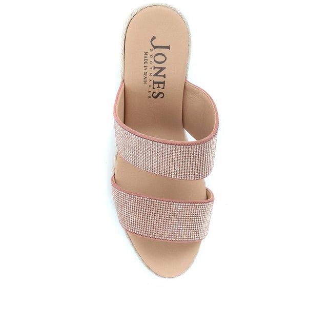 Does it get more summery than wedge sandals? We think not. The Amabelle mule sandals have been made in Spain with supple leather straps and shaped with an open-toe silhouette that's primed for the summer sun. The espadrille inspired jute sole is classic in its own right, so opt to wear them with timeless summer staples like a floating maxi dress or palazzo pants.