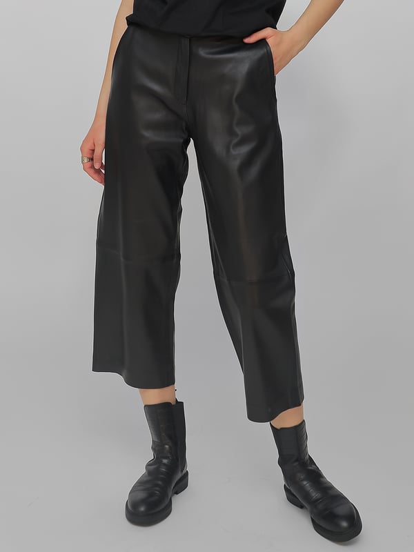 Diese Damen-Lederhose der Marke JCC besteht aus feinem Lamm-Nappaleder und besitzt durch den elastischen Bund einen hohen Tragekomfort.