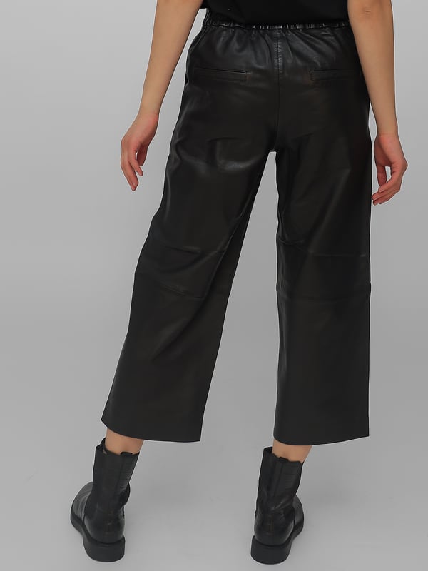 Diese Damen-Lederhose der Marke JCC besteht aus feinem Lamm-Nappaleder und besitzt durch den elastischen Bund einen hohen Tragekomfort.