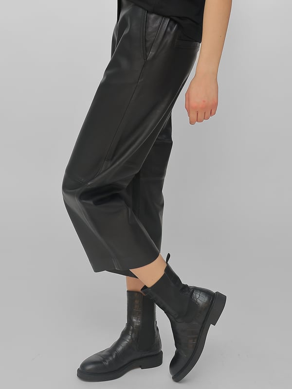 Diese Damen-Lederhose der Marke JCC besteht aus feinem Lamm-Nappaleder und besitzt durch den elastischen Bund einen hohen Tragekomfort.