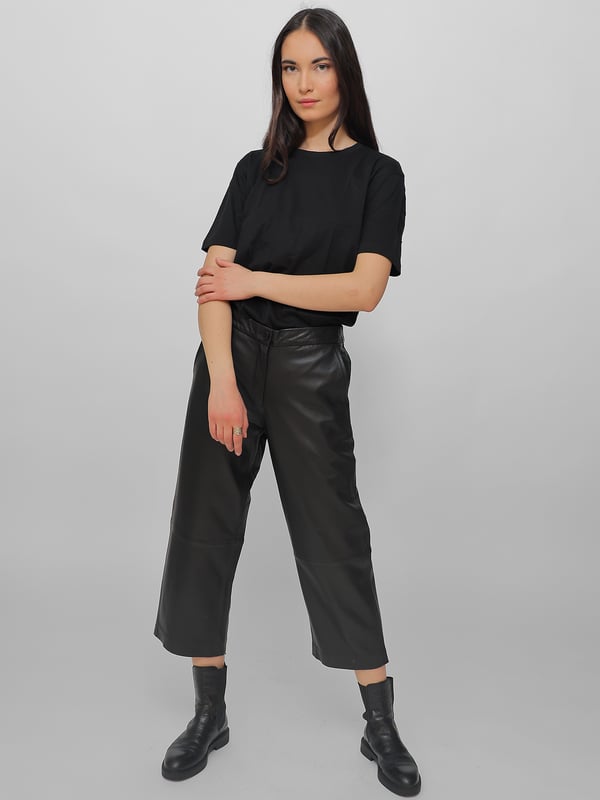 Diese Damen-Lederhose der Marke JCC besteht aus feinem Lamm-Nappaleder und besitzt durch den elastischen Bund einen hohen Tragekomfort.