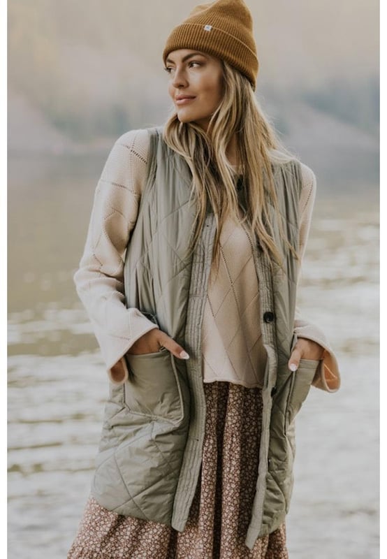 Grass green quilted design
  Buttoned closure
  Two flap pockets
  Rounded hem
  Lightweight and cozy fabric
  Classic design is well
  received by all ages
  Perfect for the new season
Material: 100% Polyester