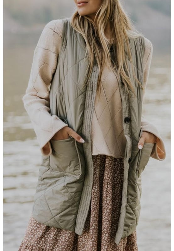 Grass green quilted design
  Buttoned closure
  Two flap pockets
  Rounded hem
  Lightweight and cozy fabric
  Classic design is well
  received by all ages
  Perfect for the new season
Material: 100% Polyester