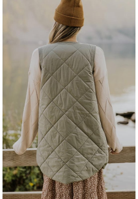 Grass green quilted design
  Buttoned closure
  Two flap pockets
  Rounded hem
  Lightweight and cozy fabric
  Classic design is well
  received by all ages
  Perfect for the new season
Material: 100% Polyester