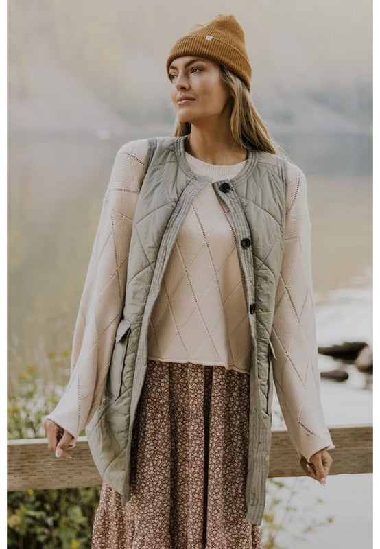 Grass green quilted design
  Buttoned closure
  Two flap pockets
  Rounded hem
  Lightweight and cozy fabric
  Classic design is well
  received by all ages
  Perfect for the new season
Material: 100% Polyester