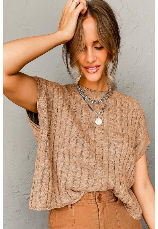 Color beige francés claro  
Cuello redondo  
Mangas cortas  
Diseño de punto trenzado  
Apropiado para cualquier época del año  
Versátil tanto para ocasiones informales como formales  
Material: 55% Acrílico 45% Algodón