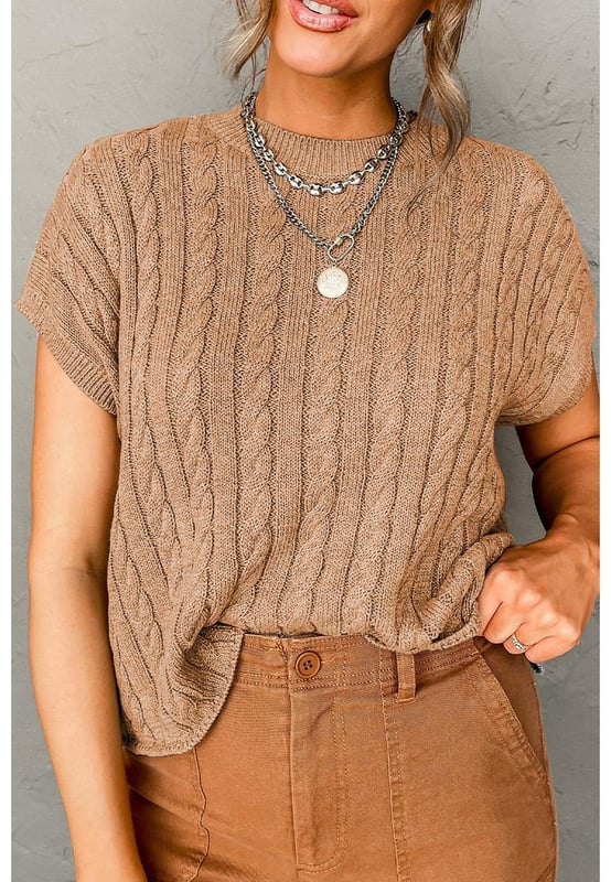 Color beige francés claro  
Cuello redondo  
Mangas cortas  
Diseño de punto trenzado  
Apropiado para cualquier época del año  
Versátil tanto para ocasiones informales como formales  
Material: 55% Acrílico 45% Algodón