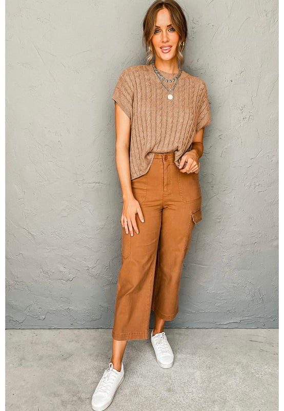 Color beige francés claro  
Cuello redondo  
Mangas cortas  
Diseño de punto trenzado  
Apropiado para cualquier época del año  
Versátil tanto para ocasiones informales como formales  
Material: 55% Acrílico 45% Algodón