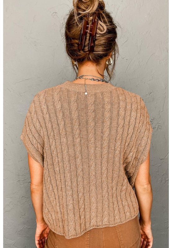 Color beige francés claro  
Cuello redondo  
Mangas cortas  
Diseño de punto trenzado  
Apropiado para cualquier época del año  
Versátil tanto para ocasiones informales como formales  
Material: 55% Acrílico 45% Algodón