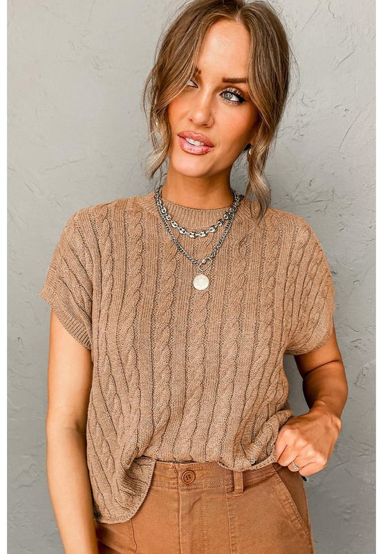 Color beige francés claro  
Cuello redondo  
Mangas cortas  
Diseño de punto trenzado  
Apropiado para cualquier época del año  
Versátil tanto para ocasiones informales como formales  
Material: 55% Acrílico 45% Algodón