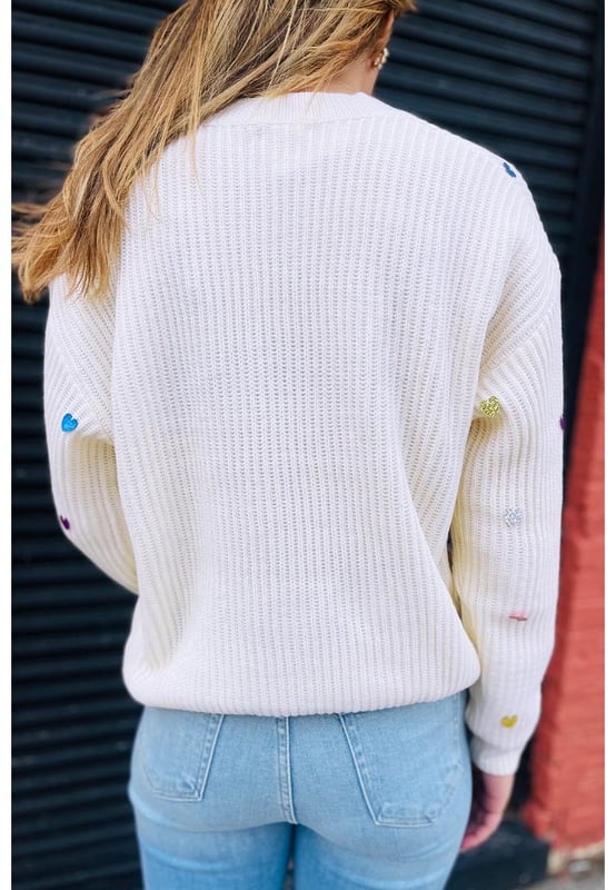 Patrón de corazón en forma de lentejuelas beige  
Tejido de punto tipo waffle suave  
Cuello redondo clásico  
Diseño de corazón con lentejuelas que llama la atención  
Suéter glamuroso ideal para looks casuales  
Material: 50% Viscosa 28% Poliéster 22% Poliamida