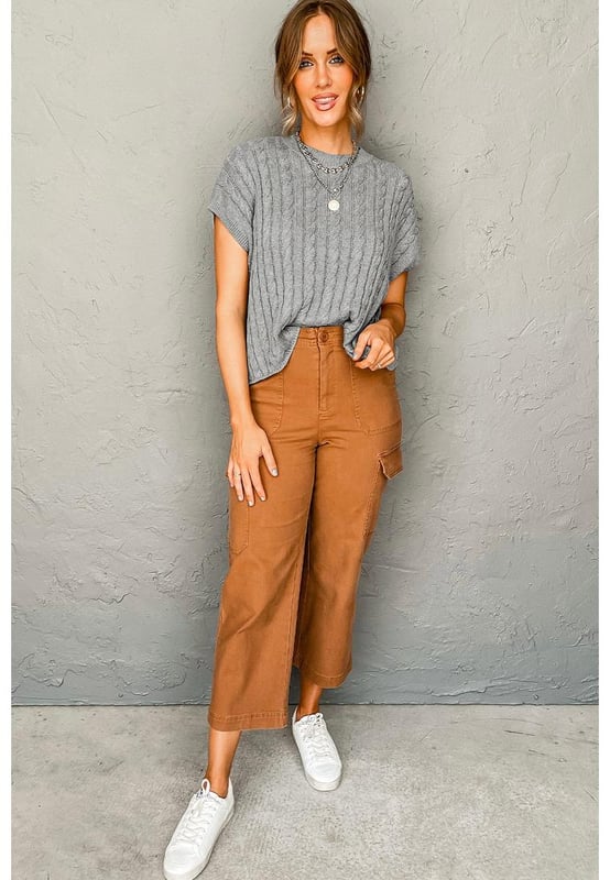 Suéter de punto trenzado de cuello redondo gris de manga corta  
  Materiales de alta calidad  
  Cómodo y elegante  
  Clásico cuello redondo  
  Diseño de punto trenzado texturizado  
  Mangas cortas para combinar o para climas más cálidos  