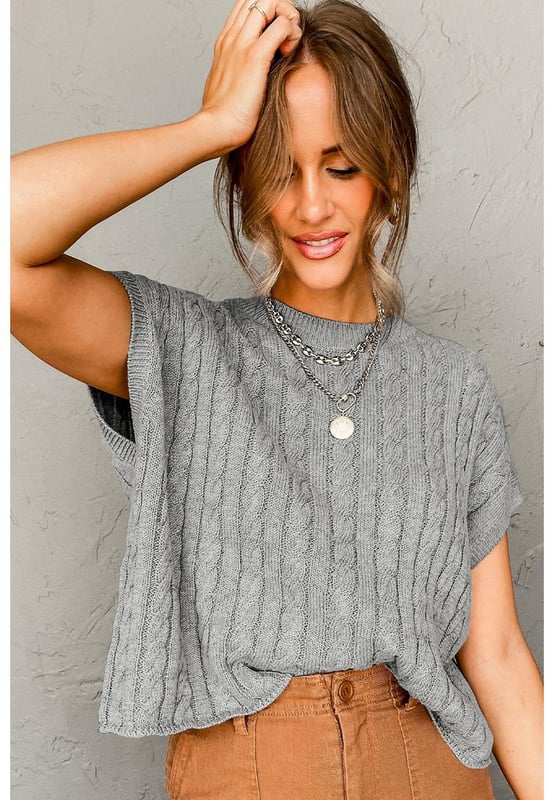 Suéter de punto trenzado de cuello redondo gris de manga corta  
  Materiales de alta calidad  
  Cómodo y elegante  
  Clásico cuello redondo  
  Diseño de punto trenzado texturizado  
  Mangas cortas para combinar o para climas más cálidos  