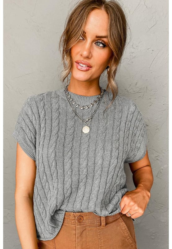 Suéter de punto trenzado de cuello redondo gris de manga corta  
  Materiales de alta calidad  
  Cómodo y elegante  
  Clásico cuello redondo  
  Diseño de punto trenzado texturizado  
  Mangas cortas para combinar o para climas más cálidos  