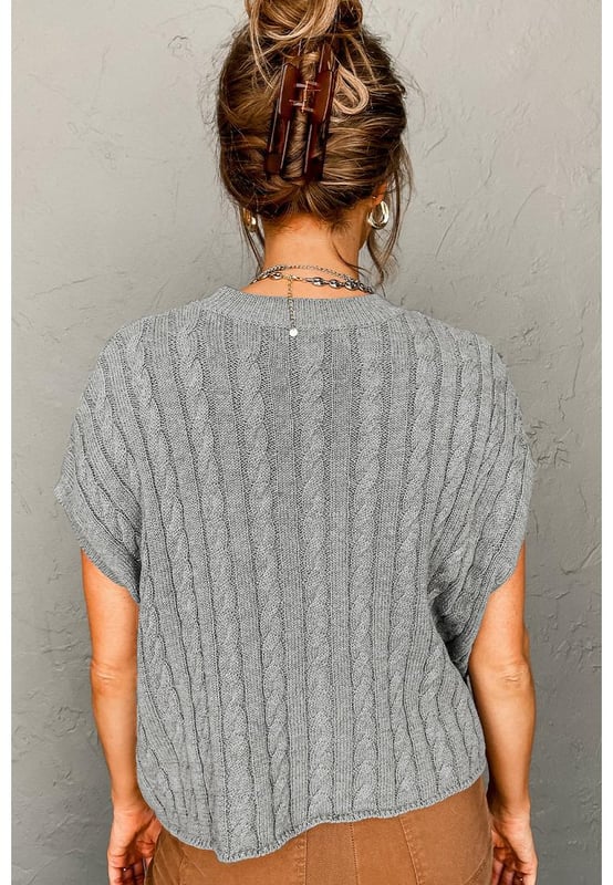 Suéter de punto trenzado de cuello redondo gris de manga corta  
  Materiales de alta calidad  
  Cómodo y elegante  
  Clásico cuello redondo  
  Diseño de punto trenzado texturizado  
  Mangas cortas para combinar o para climas más cálidos  