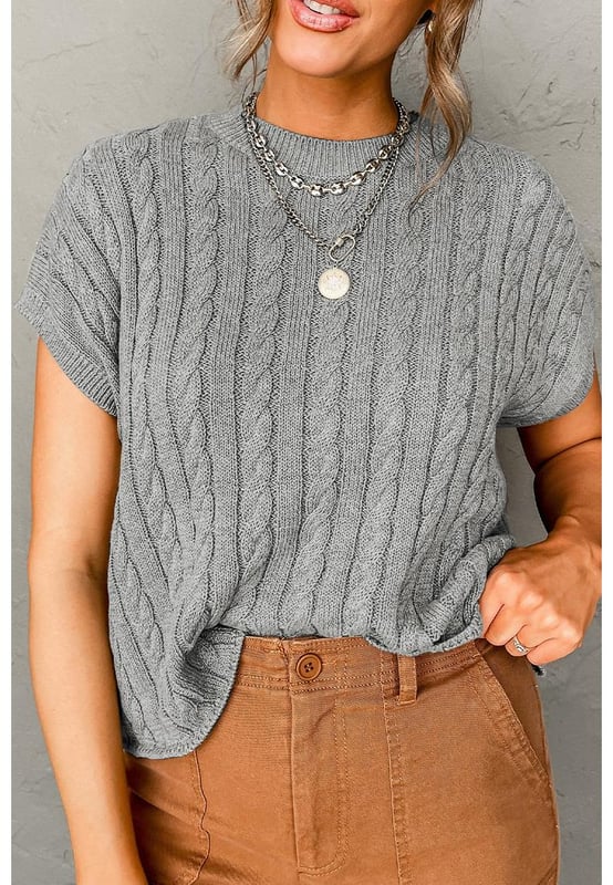 Suéter de punto trenzado de cuello redondo gris de manga corta  
  Materiales de alta calidad  
  Cómodo y elegante  
  Clásico cuello redondo  
  Diseño de punto trenzado texturizado  
  Mangas cortas para combinar o para climas más cálidos  