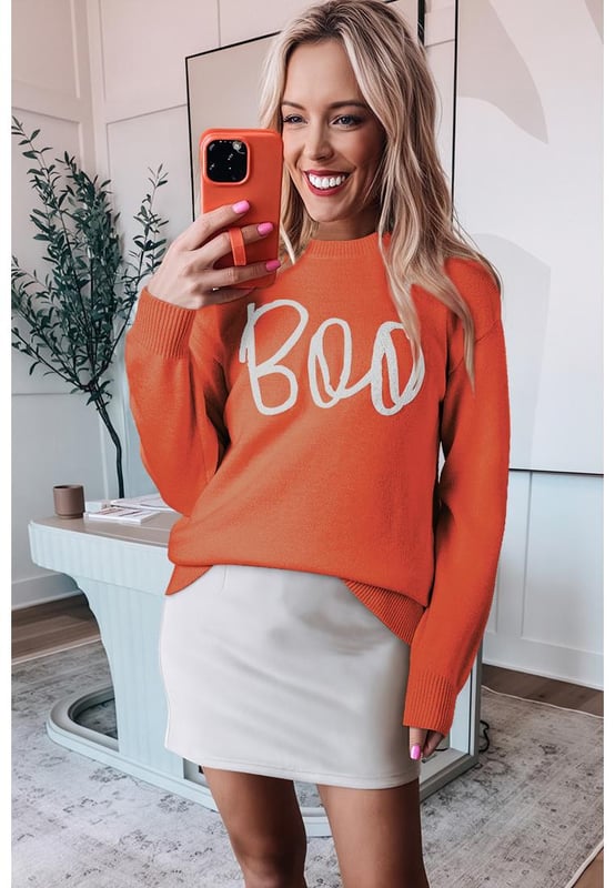 Ajuste holgado para un look relajado  
Patrón de letras Boo juguetón para un toque divertido  
Detalles de ribete acanalado que añaden textura  
Diseño clásico de cuello redondo para un estilo versátil  
Cómodo y acogedor  
Perfecto para la temporada de Halloween  
Material: 50% Viscosa 28% Poliéster 22% Poliamida