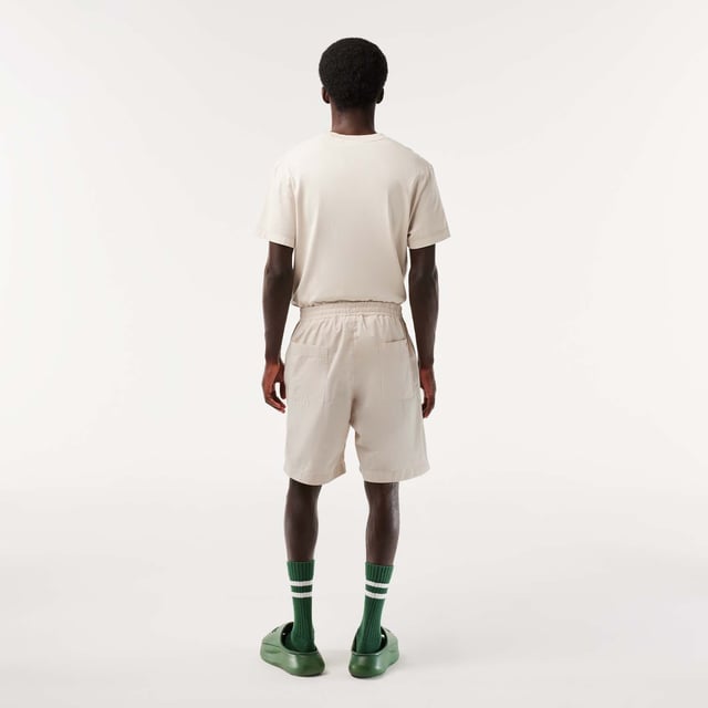 Men's Lacoste Organic Cotton Shorts.- Loose, relaxed fit: Relaxed style.- Elasticated waistband with drawstring: Adjustable, for tailored comfort.- Two pockets on back: Practical and eye-catching.- Crocodile on back pocket: Signed Lacoste.- Organic cotton: Grown without GMO or chemical products. Material: 100% Cotton. Ref: GH7862G7A.