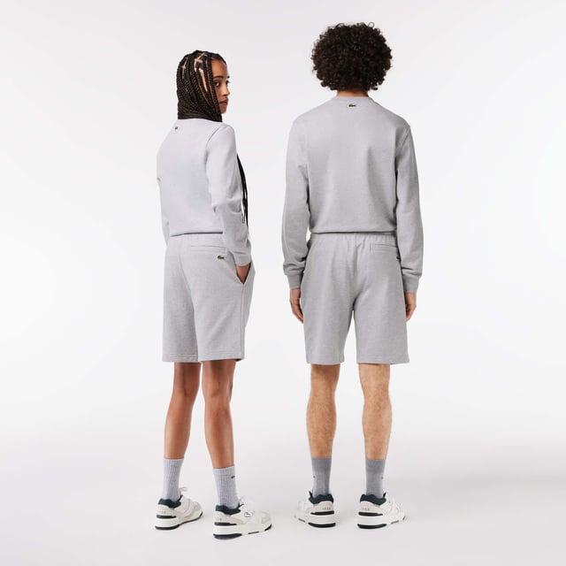 Men's Lacoste Signature Print Fleece Shorts.- Unbrushed fleece.- Regular fit, straight cut.- Branding and 3D effect print.- Welt pocket on back.- Embroidered crocodile on front. Material: 100% Cotton. Ref: GH1220CCA.