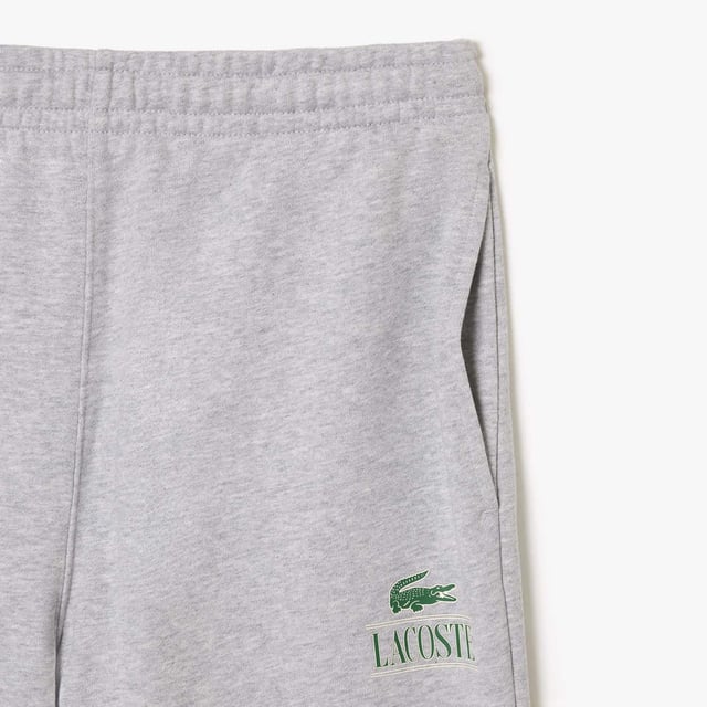 Men's Lacoste Signature Print Fleece Shorts.- Unbrushed fleece.- Regular fit, straight cut.- Branding and 3D effect print.- Welt pocket on back.- Embroidered crocodile on front. Material: 100% Cotton. Ref: GH1220CCA.