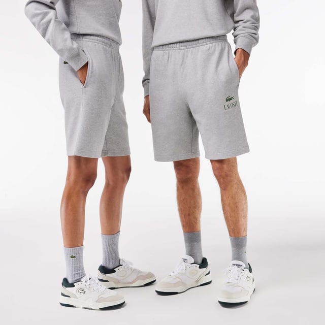 Men's Lacoste Signature Print Fleece Shorts.- Unbrushed fleece.- Regular fit, straight cut.- Branding and 3D effect print.- Welt pocket on back.- Embroidered crocodile on front. Material: 100% Cotton. Ref: GH1220CCA.
