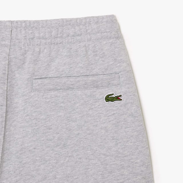Men's Lacoste Signature Print Fleece Shorts.- Unbrushed fleece.- Regular fit, straight cut.- Branding and 3D effect print.- Welt pocket on back.- Embroidered crocodile on front. Material: 100% Cotton. Ref: GH1220CCA.