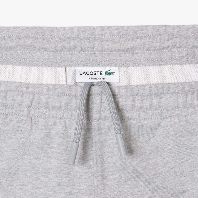 Men's Lacoste Signature Print Fleece Shorts.- Unbrushed fleece.- Regular fit, straight cut.- Branding and 3D effect print.- Welt pocket on back.- Embroidered crocodile on front. Material: 100% Cotton. Ref: GH1220CCA.