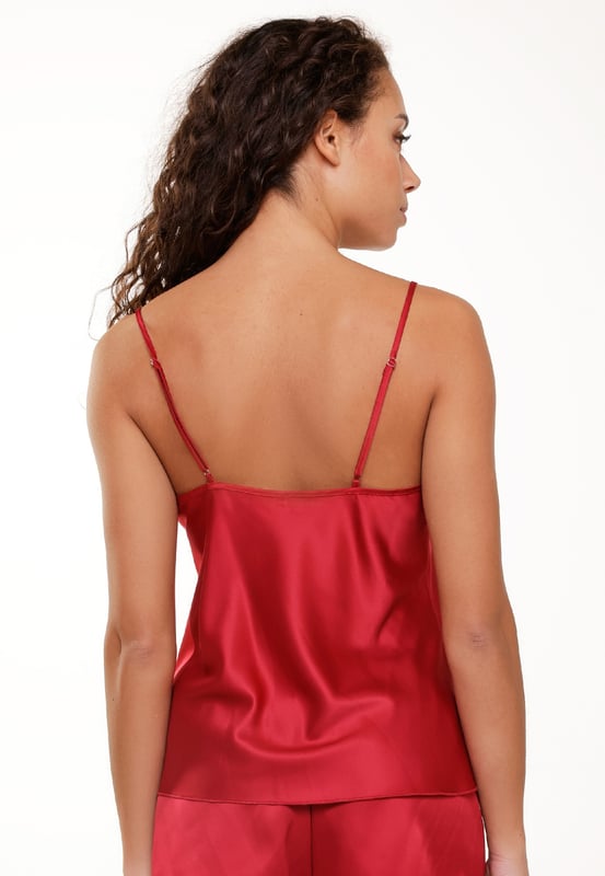 'Durf cerise te zijn'... Deze levendige kleur springt eruit in de collectie. Deze Franse broekjes zijn perfect om als set te dragen met de top boven je lingerie. De Franse broekjes zijn volledig van satijn en hebben een elastische tailleband.