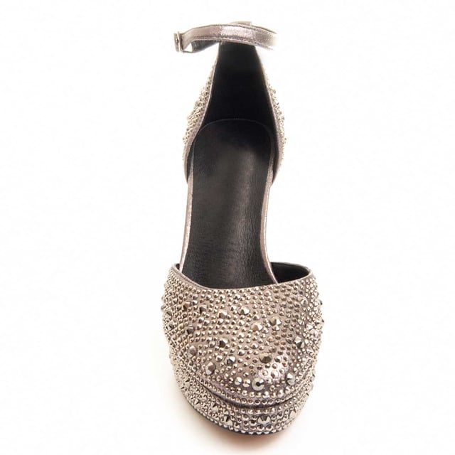 Women's heeled shoe. Comfortable fit. Padded insole. Non-slip sole. Reinforced stitching. Made by other brands for our brand.