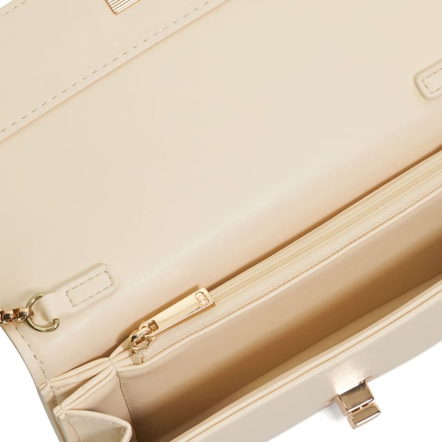 Perfect for both day and evening looks, Knebworth is a classic and versatile piece you'll want by your side at every event. With eye-catching gold-tone fittings, a textured front and a secure twist lock fastening, it's a functional and fashionable piece that can be worn all year round. The adjustable chain strap and internal zip pocket offer convenience and style in one.