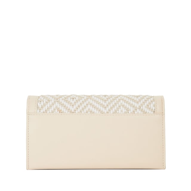 Perfect for both day and evening looks, Knebworth is a classic and versatile piece you'll want by your side at every event. With eye-catching gold-tone fittings, a textured front and a secure twist lock fastening, it's a functional and fashionable piece that can be worn all year round. The adjustable chain strap and internal zip pocket offer convenience and style in one.